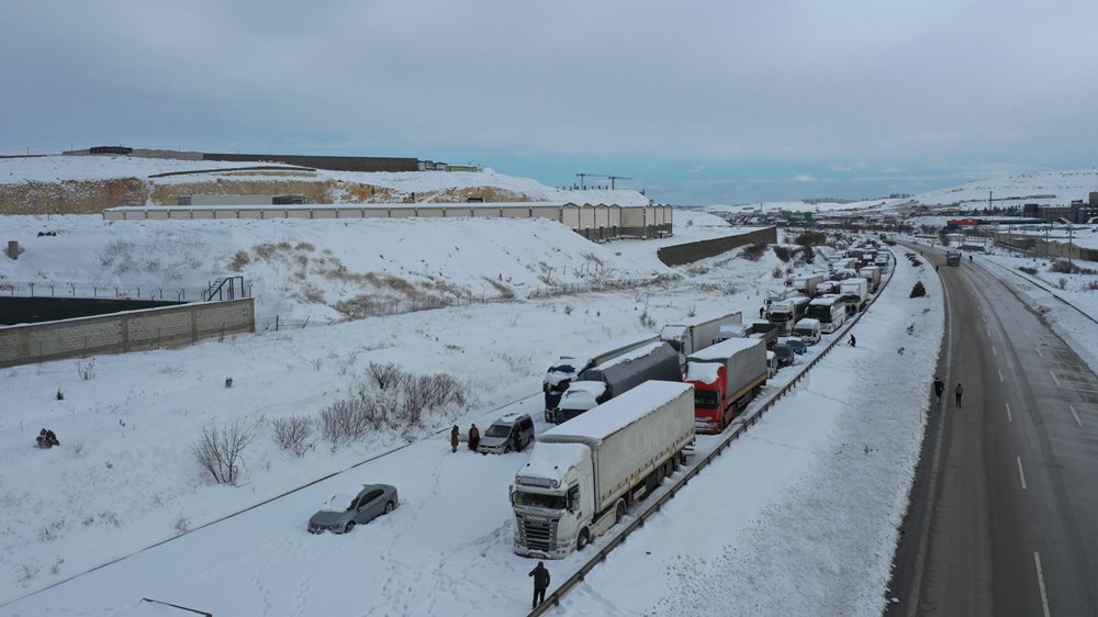 Mbi 4 mije njerez te bllokuar, mbyllet aeroporti i Stambollit